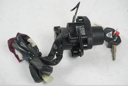 Extrabild5 på <p>Låssats från Yamaha XT 1200 Z ABS 2011.</p>

<p>Cdi, tändningslås, antenn, tanklock, sadellås, toppboxlås och 3st nycklar. Finns en skada på sadellåsmekanismens skyddsgummi se bild.</p> motorcykel.