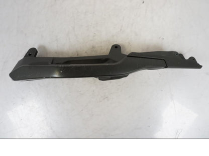 Snett uppifrån på Passagerarhandtag från en Kawasaki Versys 650 -2014 motorcykel.