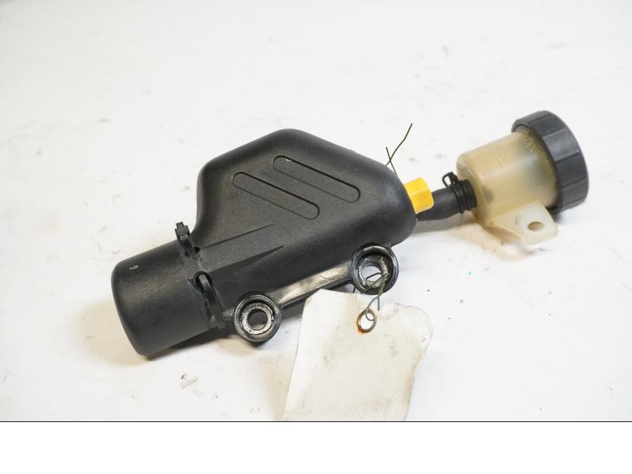 Framsidan på Bromshuvudcylinder från en KTM 625 SC SM -2002 motorcykel.