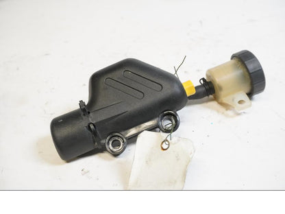 Framsidan på Bromshuvudcylinder från en KTM 625 SC SM -2002 motorcykel.