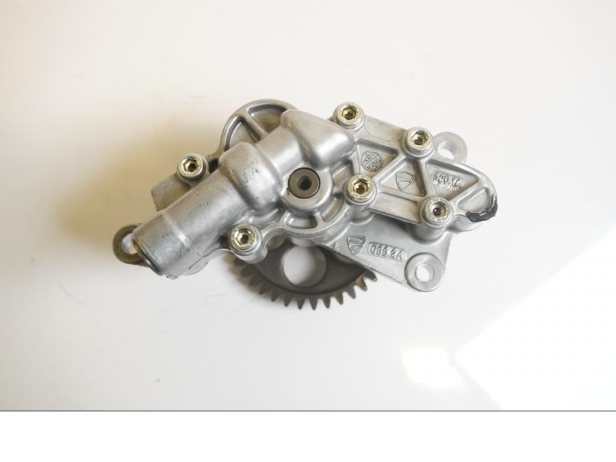 Framsidan på Oljepump från en Ducati Multistrada 1260 -2020 motorcykel.