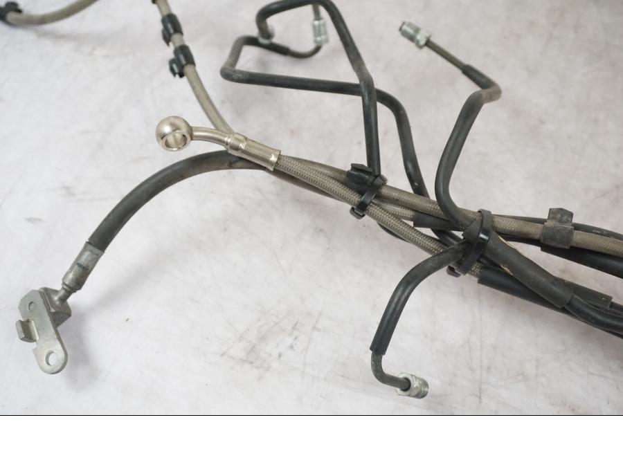 Snett uppifrån på Bromsledning från en Triumph Tiger -2009 motorcykel.