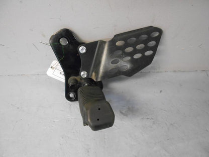 Framsidan på Fotpinnefäste från en Yamaha YS 125 -2017 motorcykel.