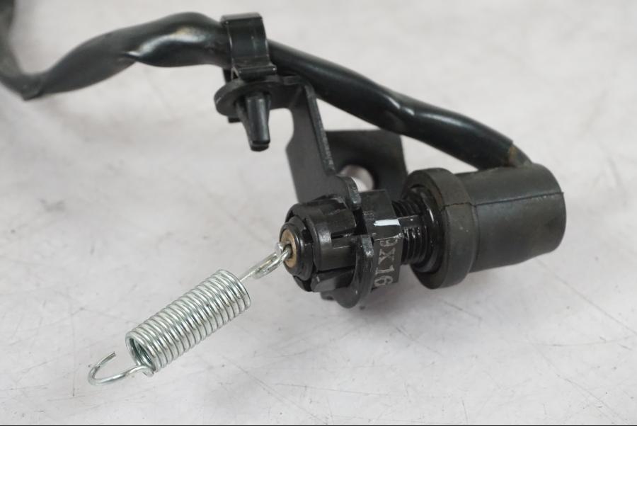 Snett uppifrån på Bromsljuskontakt från en Yamaha MT-09 -2020 motorcykel.