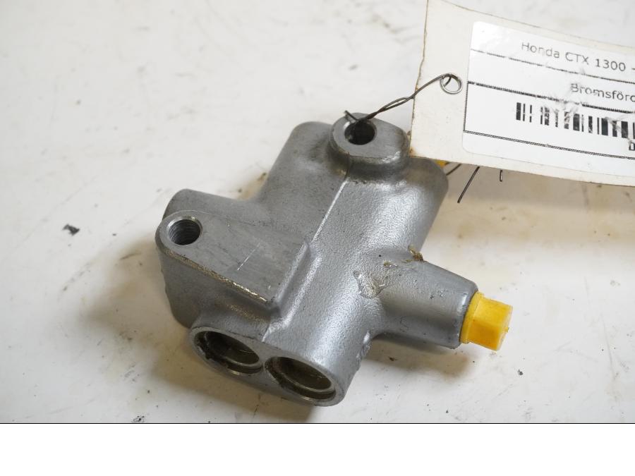 Framsidan på Bromsfördelare från en Honda CTX 1300 -2014 motorcykel.