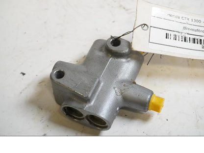 Framsidan på Bromsfördelare från en Honda CTX 1300 -2014 motorcykel.