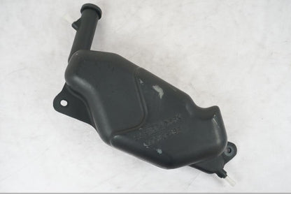 Framsidan på Vattenexpansionskärl från en Suzuki SV 650 -1999 motorcykel.