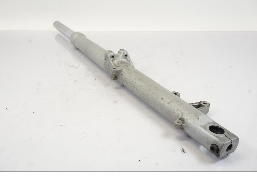 Framsidan på Gaffelben från en BMW R 1150 RS -2003 motorcykel.