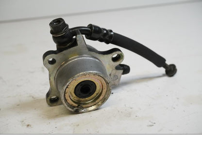 Baksidan på Kopplingslavcylinder från en Honda CBR 1000 RR -2004 motorcykel.