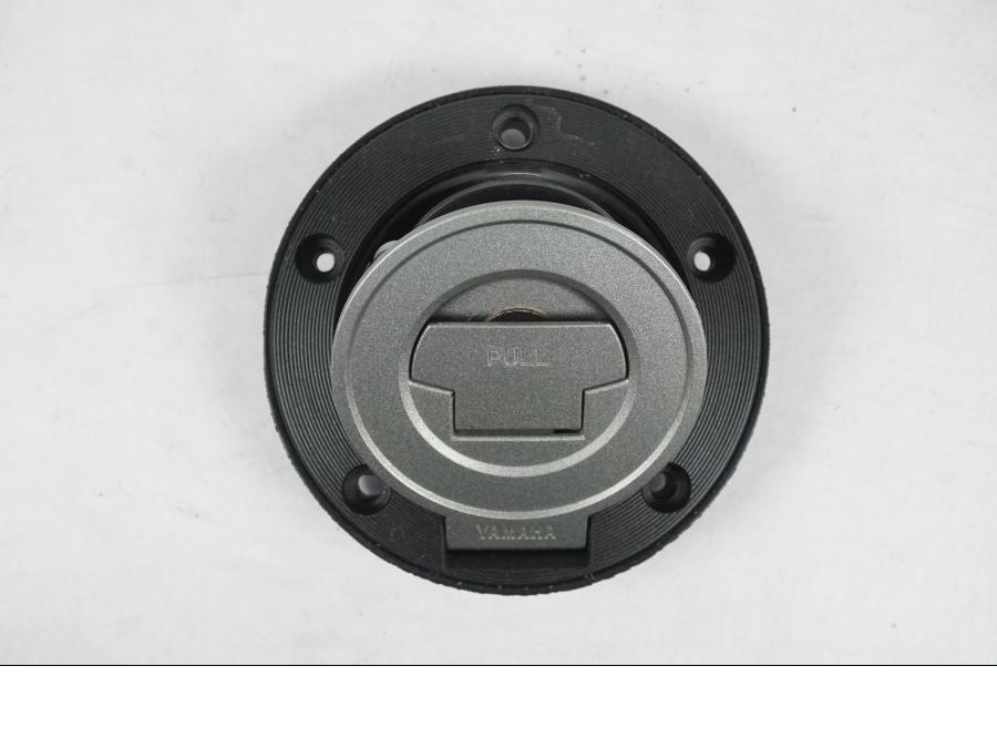 Extrabild1 på <p>Låssats från Yamaha MT-09 Tracer ABS 2016.</p>

<p>Tändningslås, antenn, cdi/ecu (2SC-8591A-00), tanklock, sadellås, 1st röd nyckel och 2st svarta nycklar</p> motorcykel.