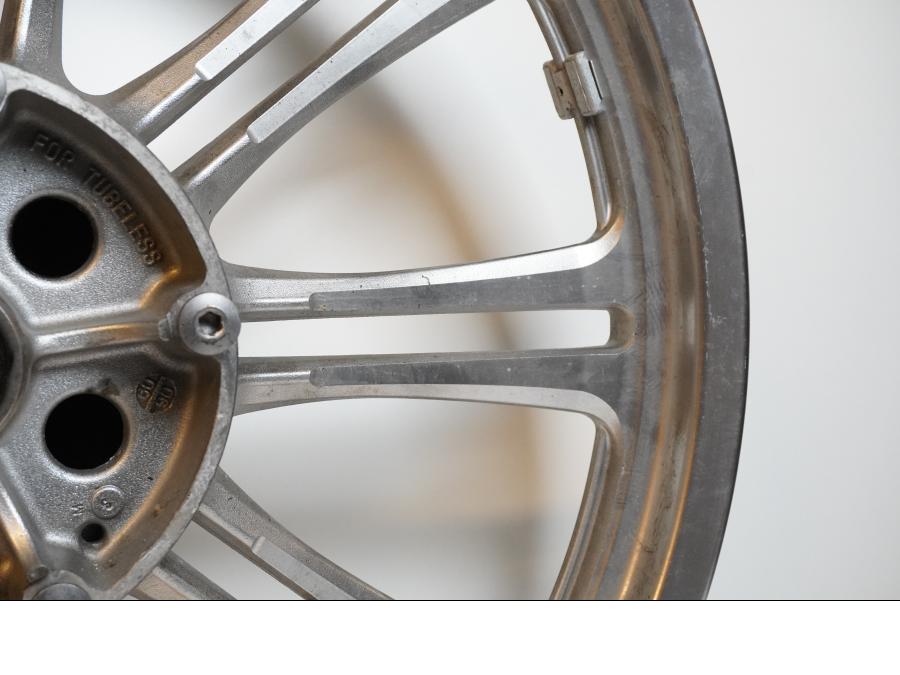 Extrabild4 på Fälg från en Kawasaki VN 900 -2007 motorcykel.