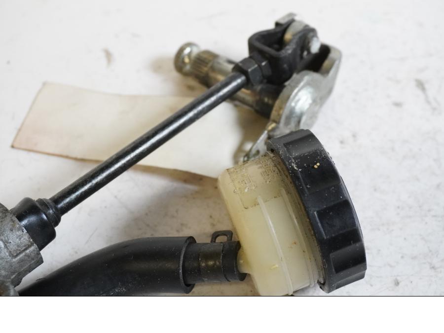 Höger sida på Bromshuvudcylinder från en Honda CB 750 SF -2003 motorcykel.