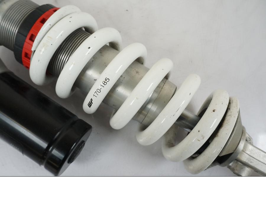 Höger sida på Stötdämpare från en KTM 1290 Super Duke R -2015 motorcykel.