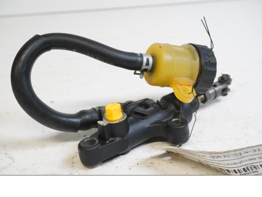 Framsidan på Bromshuvudcylinder från en Yamaha YZF 1000 R1 -2003 motorcykel.