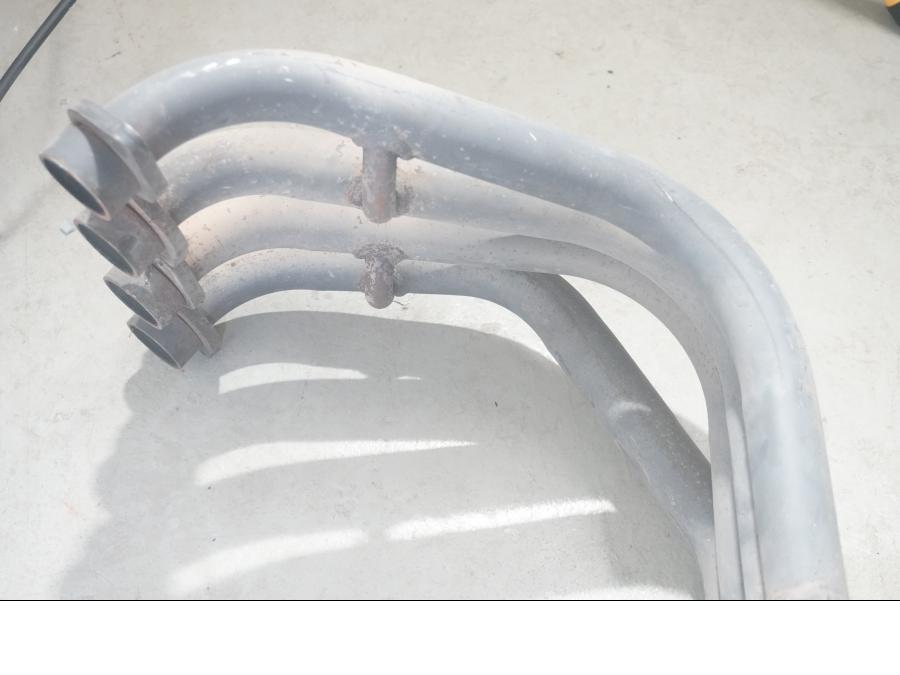 Baksidan på Avgassystem från en Honda CBR 600 -1995 motorcykel.