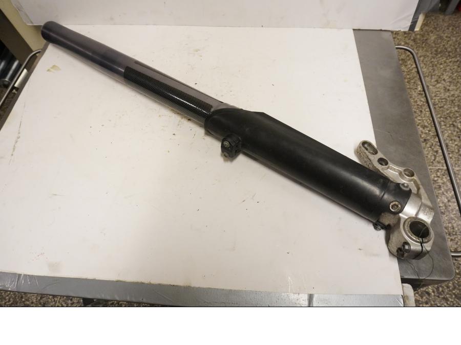 Framsidan på Gaffelben från en KTM 625 SMC -2006 motorcykel.