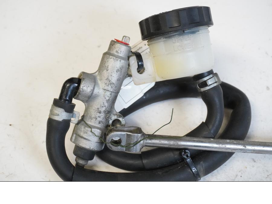 Baksidan på Bromshuvudcylinder från en Kawasaki VN 2000 -2006 motorcykel.