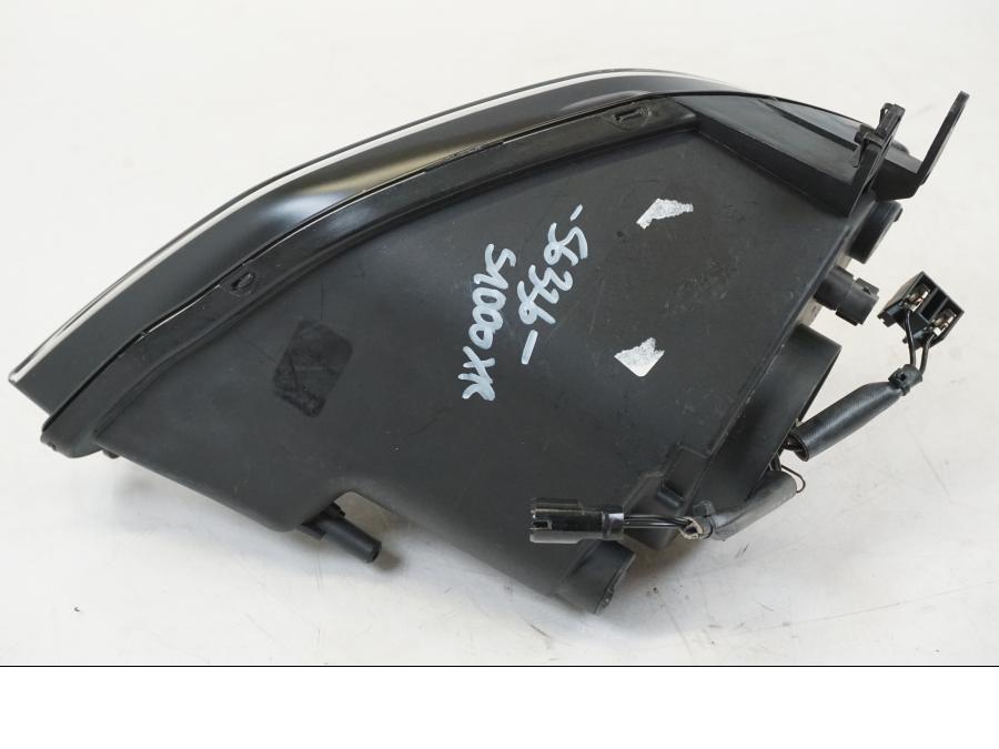 Höger sida på Strålkastare från en BMW S 1000 XR -2014 motorcykel.