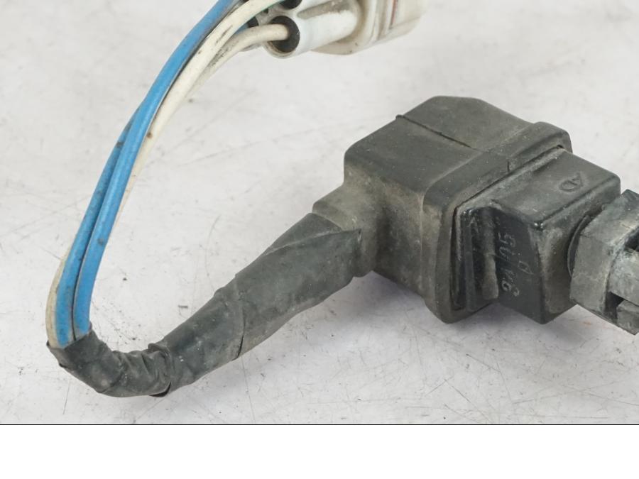 Vänster sida på Bromsljuskontakt från en Triumph Tiger Explorer -2013 motorcykel.