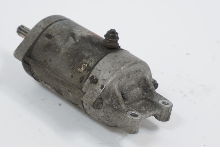 Vänster sida på Startmotor från en Honda VTR 1000 F -1999 motorcykel.