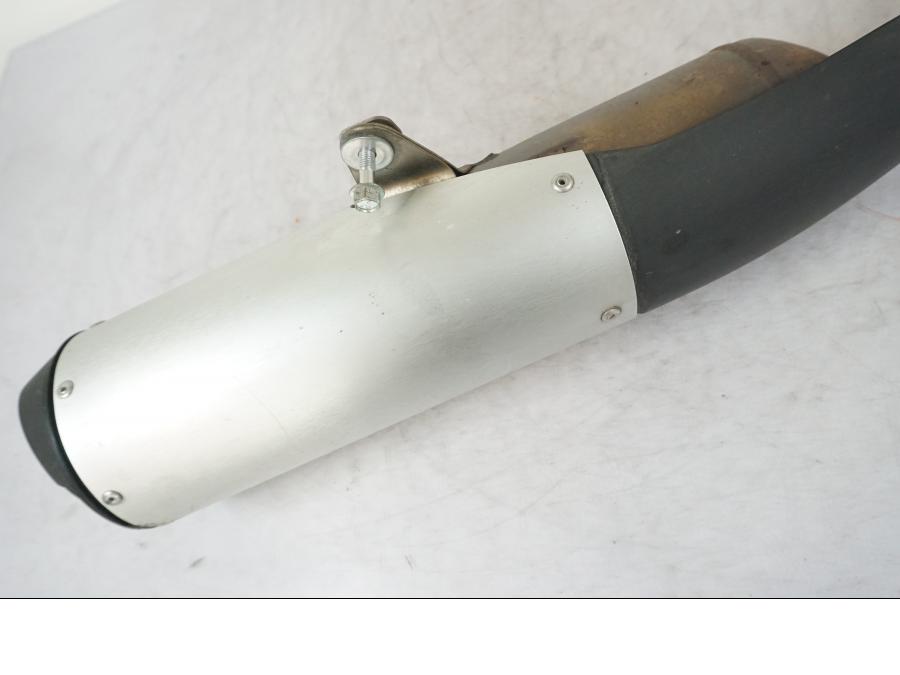 Snett nerifrån på Avgassystem från en Yamaha MT 125 -2017 motorcykel.