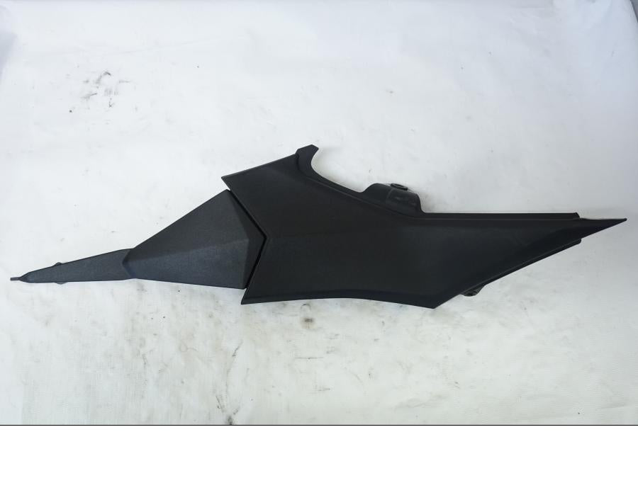 Framsidan på Sadelplast från en Kawasaki Z 800 -2013 motorcykel.