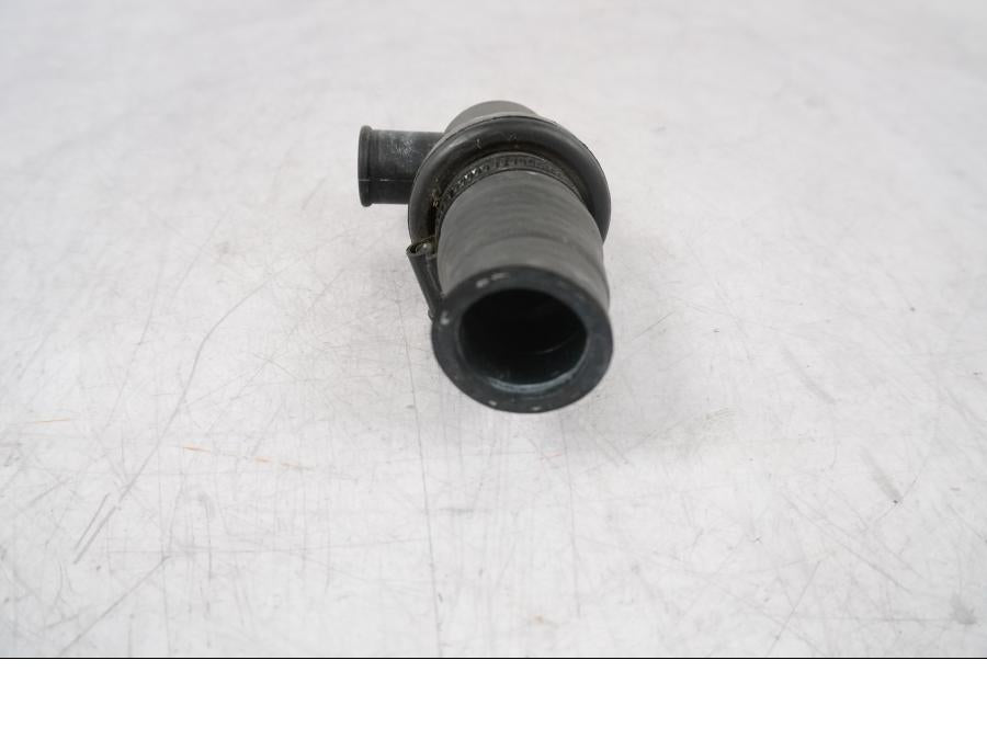 Höger sida på Vattentermostathus från en Ducati Multistrada 1260 -2020 motorcykel.