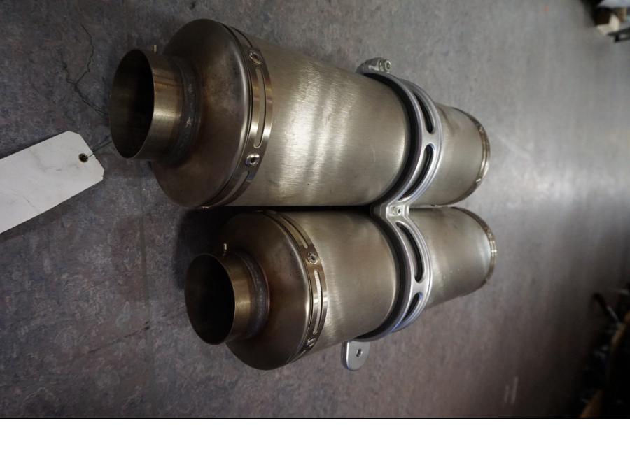 Vänster sida på Ljuddämpare från en Ducati Streetfighter 1098 -2010 motorcykel.