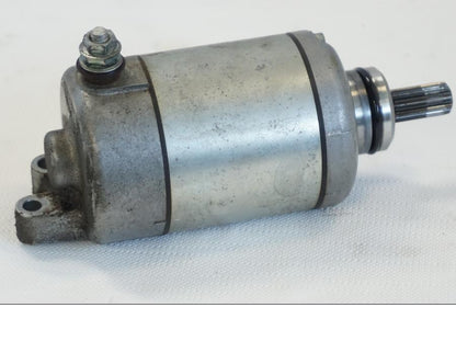 Baksidan på Startmotor från en Yamaha YZF R6 -2006 motorcykel.