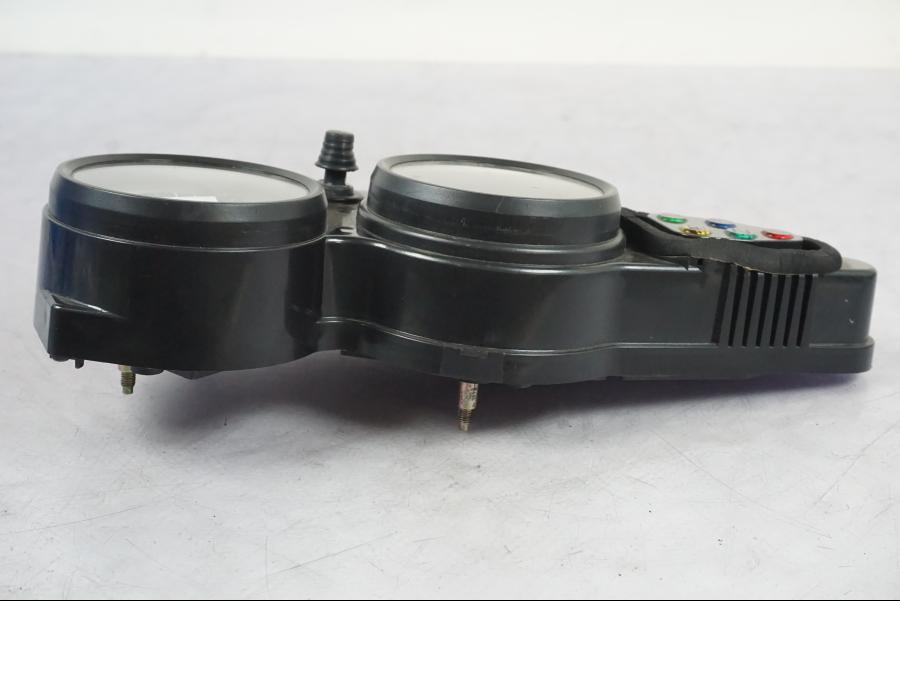 Höger sida på <p>Instrumentpanel från Suzuki SV 650 S 2001.</p>

<p>Finns ett mindre märke i ”glaset” som man känner, ett fäste är avbrutet på baksidan och själva det fäste och plastbiten saknas!</p> motorcykel.