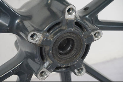 Extrabild5 på Fälg från en Triumph Tiger Explorer -2013 motorcykel.