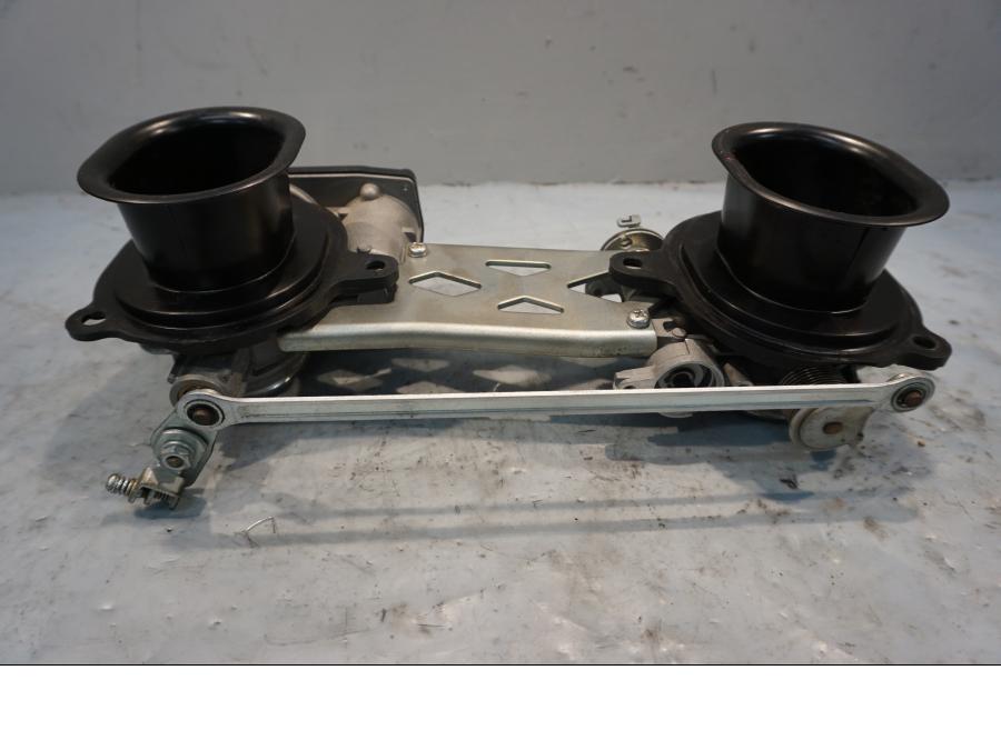 Baksidan på Spjällhus från en Ducati Diavel -2015 motorcykel.