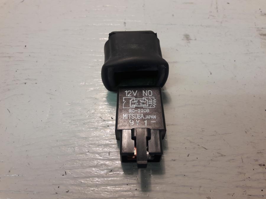 Framsidan på Relä från en Honda VFR 800 -2000 motorcykel.