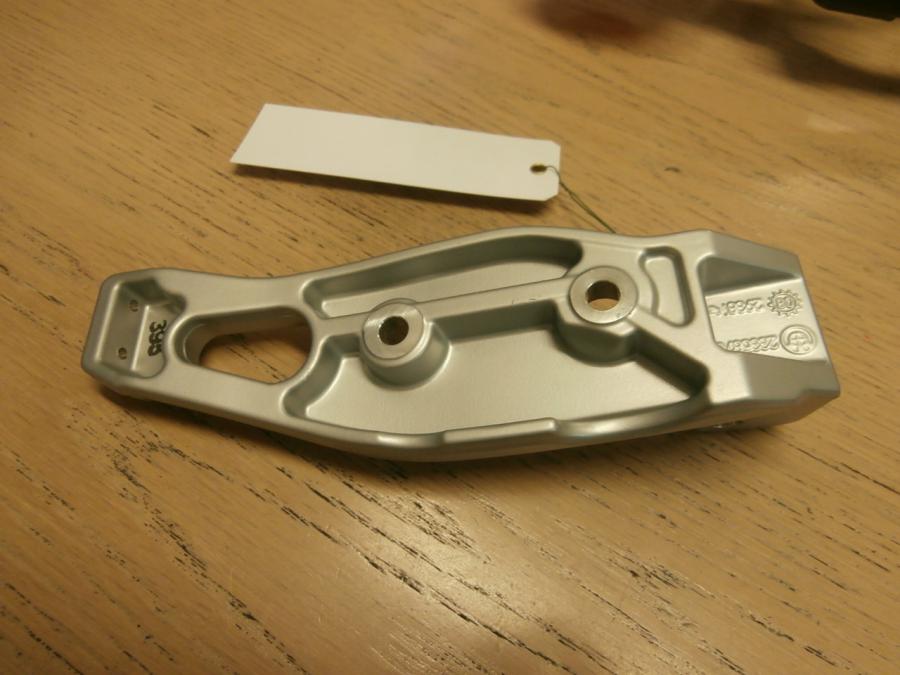 Baksidan på Fotpinnefäste från en BMW R 1150 R -2002 motorcykel.