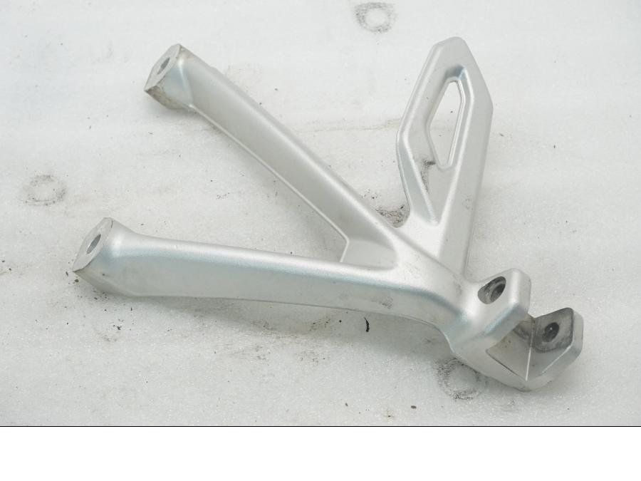 Framsidan på Fotpinnefäste från en BMW R 1200 GSA -2017 motorcykel.