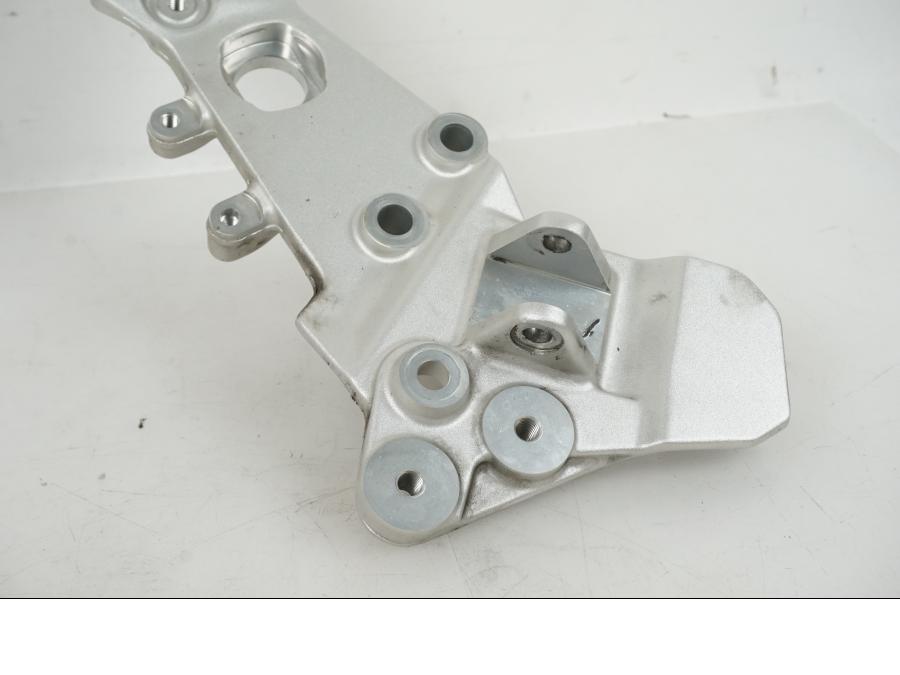 Baksidan på Fotpinnefäste från en BMW F 750 GS -2019 motorcykel.