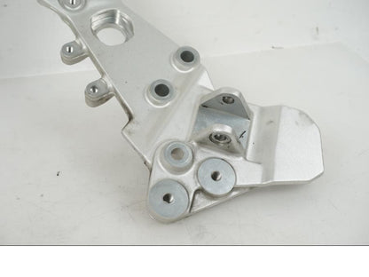 Baksidan på Fotpinnefäste från en BMW F 750 GS -2019 motorcykel.