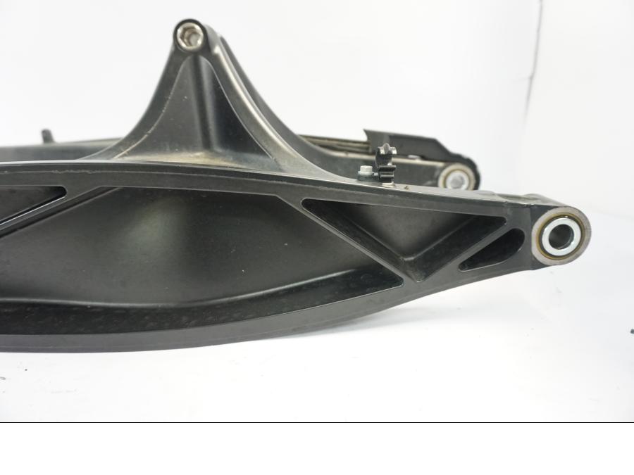 Höger sida på Sving från en KTM 790 Duke -2018 motorcykel.