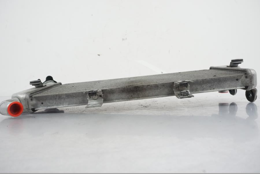 Vänster sida på Vattenkyl från en Kawasaki ER-6N ABS -2010 motorcykel.