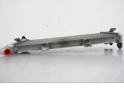 Vänster sida på Vattenkyl från en Kawasaki ER-6N ABS -2010 motorcykel.