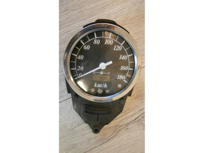 Framsidan på Instrumentpanel från en Suzuki VL 800 -2001 motorcykel.