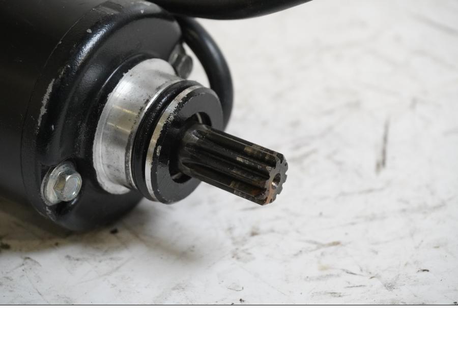 Baksidan på Startmotor från en Triumph Street Triple R -2009 motorcykel.