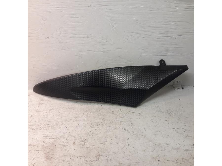 Framsidan på Bensintankskåpa från en Yamaha YZF R6 -2006 motorcykel.