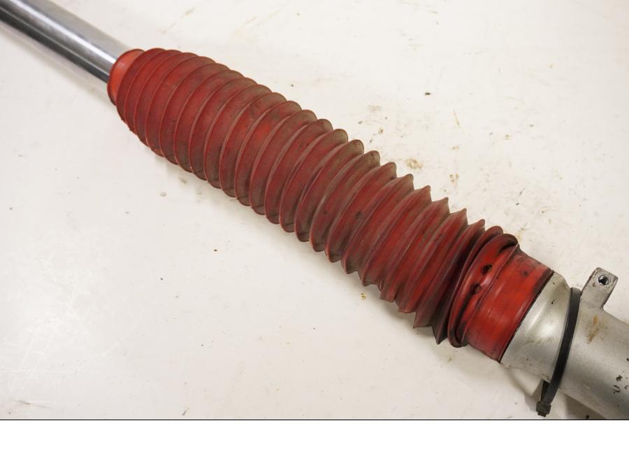 Höger sida på Gaffelben från en Suzuki DR 650 -1991 motorcykel.