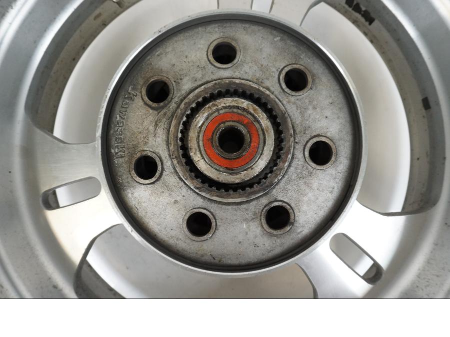 Snett nerifrån på Fälg från en Kawasaki VN 1500 Mean Streak -2002 motorcykel.