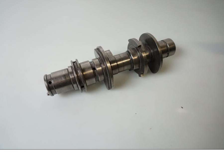 Framsidan på Kamaxel från en Ducati Multistrada 1260 -2020 motorcykel.