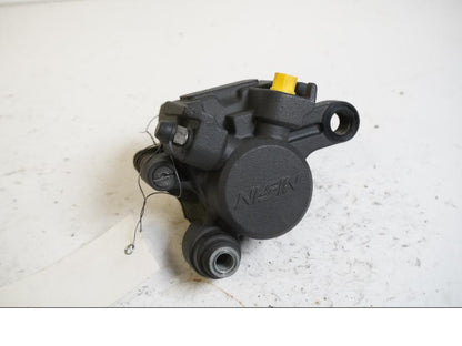 Framsidan på <p>Bromsok bak från Yamaha YZF 1000 R1 2005.</p>

<p>Ett kolvs ok. Nissin.</p> motorcykel.