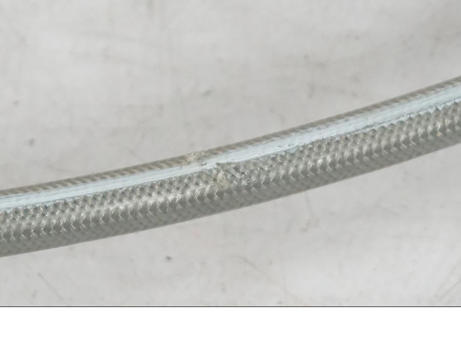 Snett nerifrån på Bromsledning från en KTM 690 SM R -2009 motorcykel.