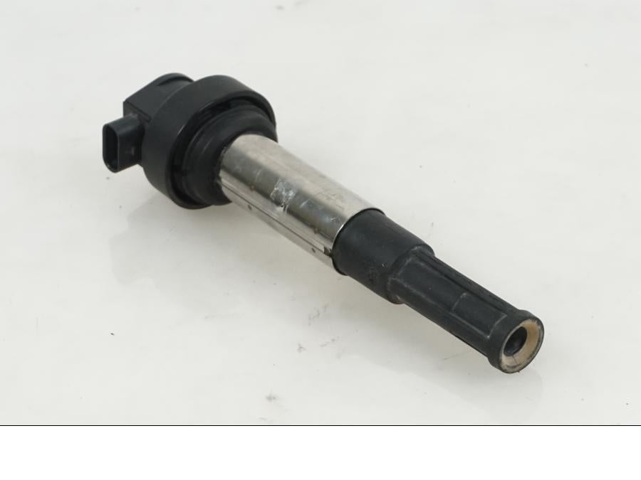 Baksidan på Tändspole från en BMW F 800 GS -2017 motorcykel.