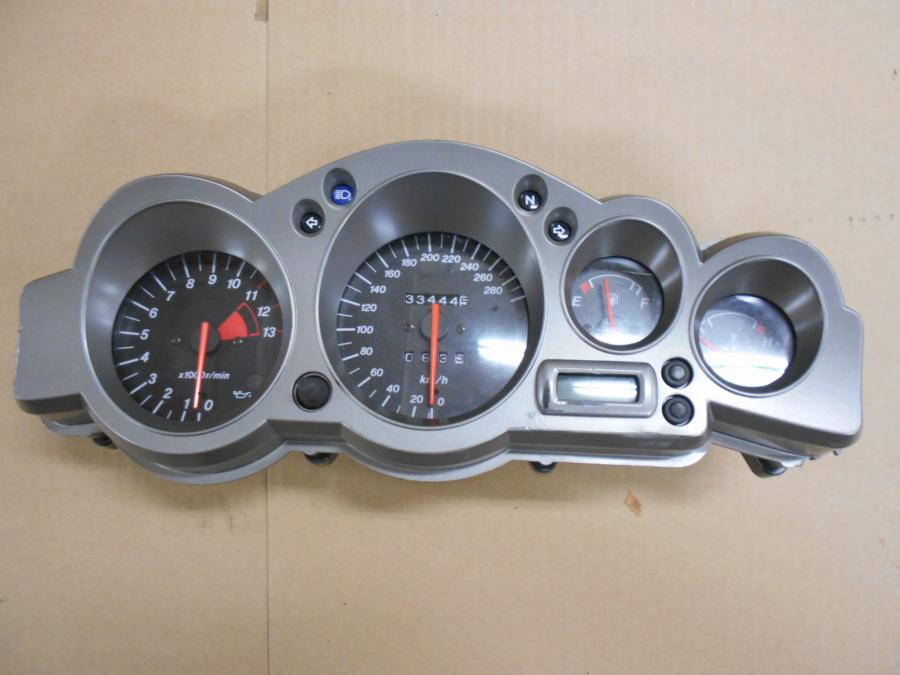 Framsidan på Instrumentpanel från en Kawasaki ZZR 1200 -2002 motorcykel.